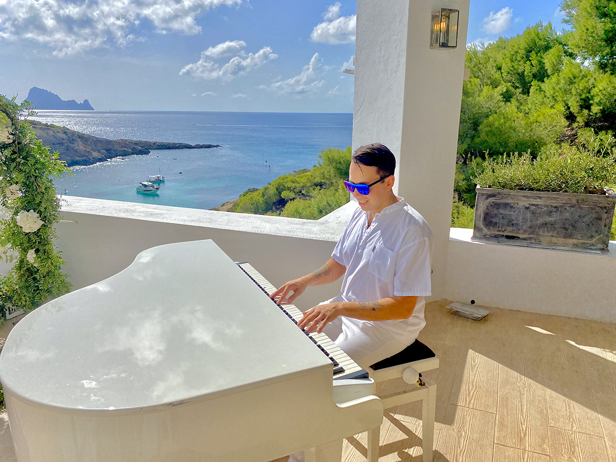 BadCat is the resident wedding pianist at Elixir Ibiza wedding venue.